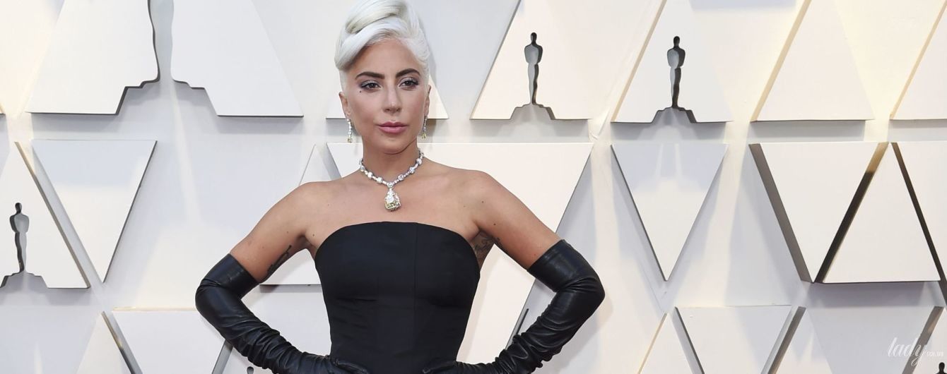 Плакала от счастья: Леди Гага в платье от Alexander McQueen получила свой первый "Оскар"