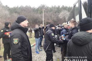 Вооруженные и несовершеннолетние: в полиции рассказали подробности о задержанных возле Одессы "титушках"