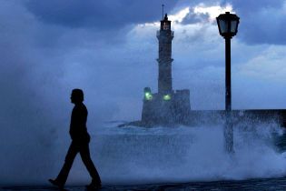 Остров Крит страдает от мощного шторма, есть жертва
