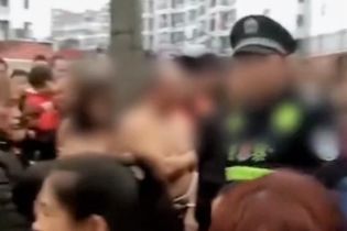 У Китаї зафільмували оголених коханців, яких за зраду прив’язали до дерева посеред вулиці