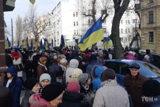 Під офісом 1+1 "мітингують" пенсіонери і тітушки. Навіщо прийшли і чого вимагають - більшість не знає