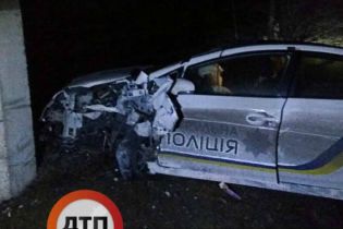 На Луганщине патрульные на Toyota Prius влетели в столб