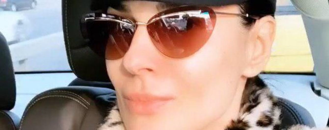 В леопардовой шубе, кепке и очках: Маша Ефросинина в стильном луке отправилась в поездку