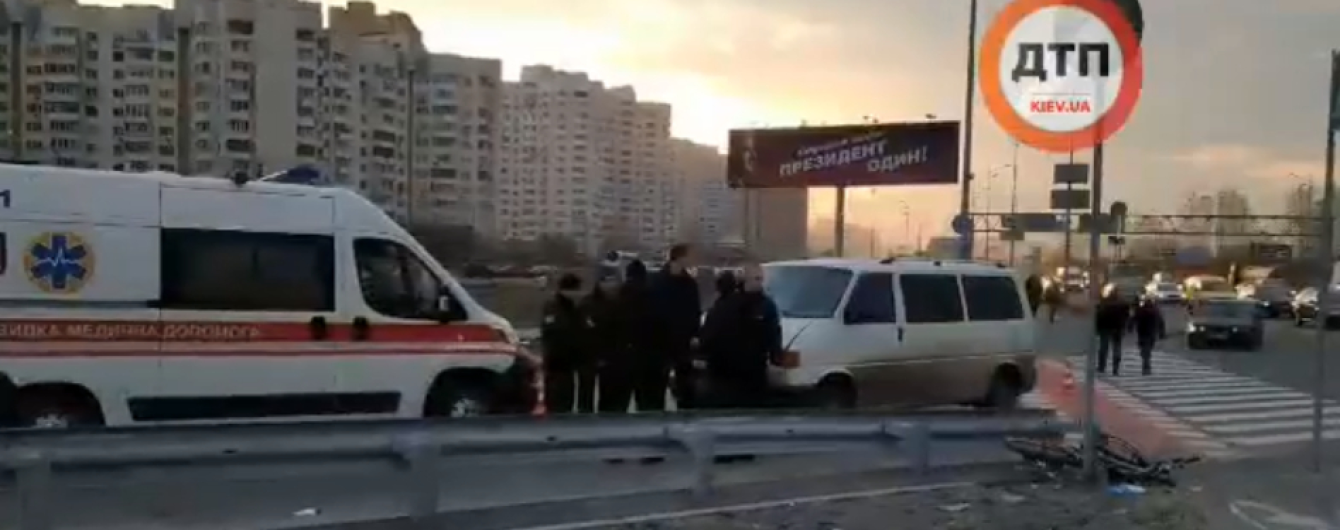 В Киеве водитель буса сбил велосипедиста на переходе