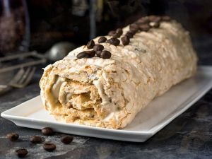 Меренговый рулет с кофейным кремом