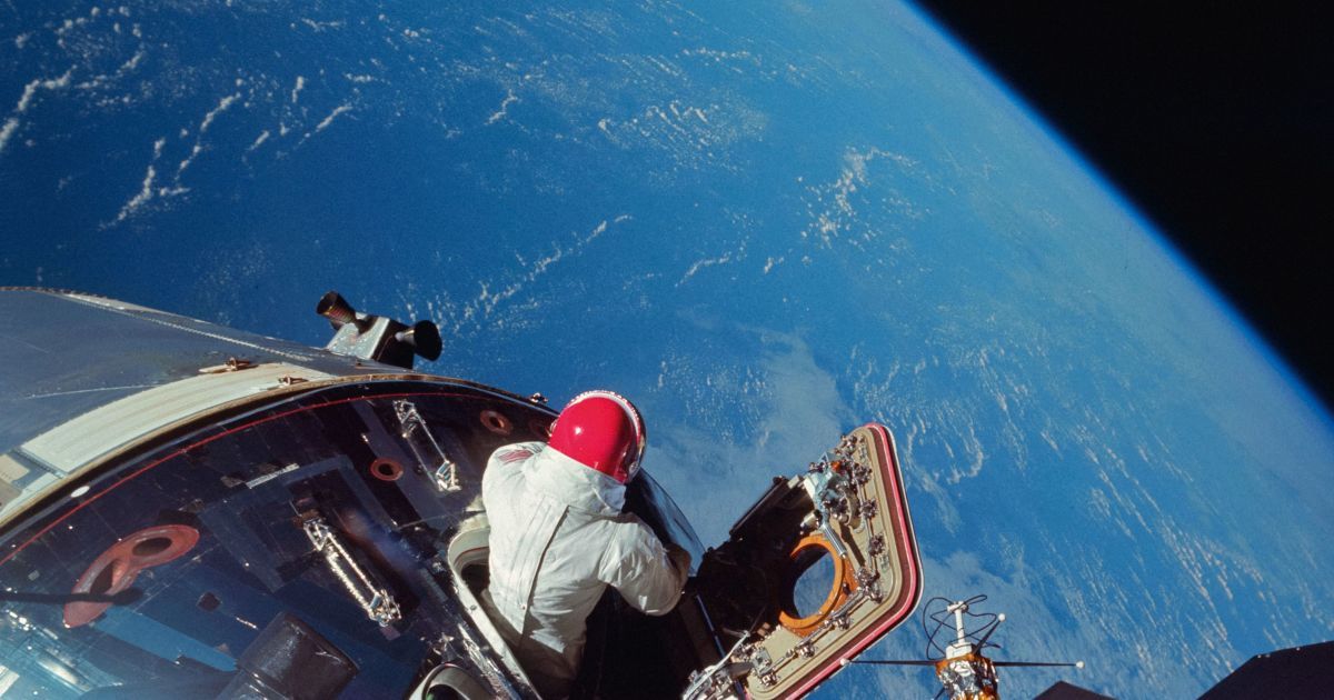 Історичні моменти і безстрашні місії: NASA опублікувало архів приголомшливих фото