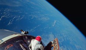 Исторические моменты и бесстрашные миссии: NASA опубликовало архив потрясающих фото