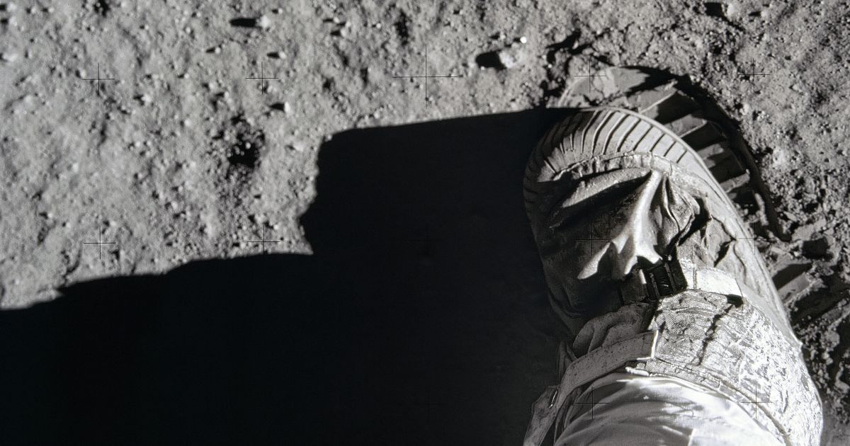 Історичні моменти і безстрашні місії: NASA опублікувало архів приголомшливих фото