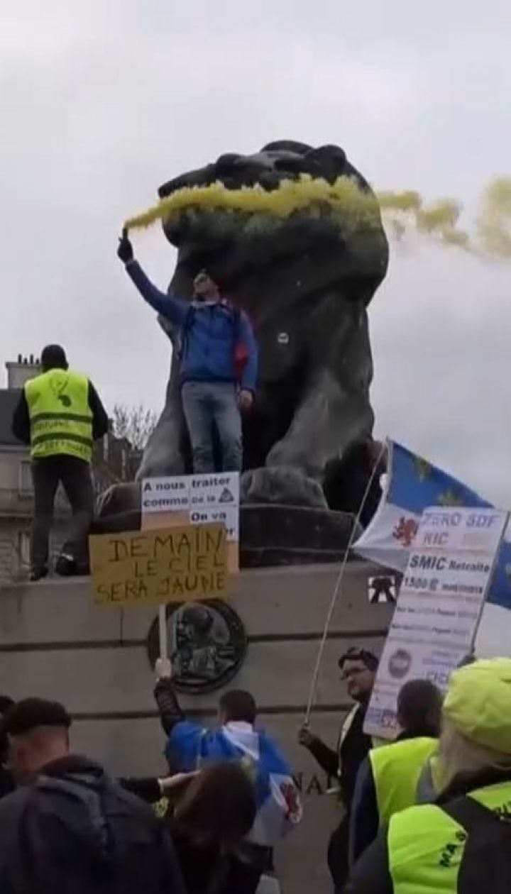 Знову мітинги: щонайменше 9 осіб затримали у Парижі під час протесту "жовтих жилетів"