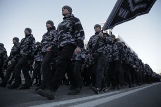 Более тысячи активистов Нацдружин устроили "второй раунд" пикета дома Гладковского