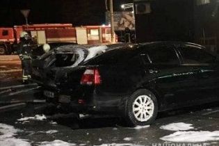 Біля Києва зловмисники спалили одразу чотири автівки
