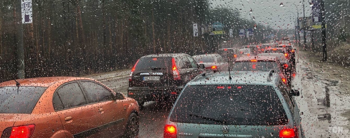 Погода на п’ятницю: в Україні місцями невеликий дощ та мокрий сніг