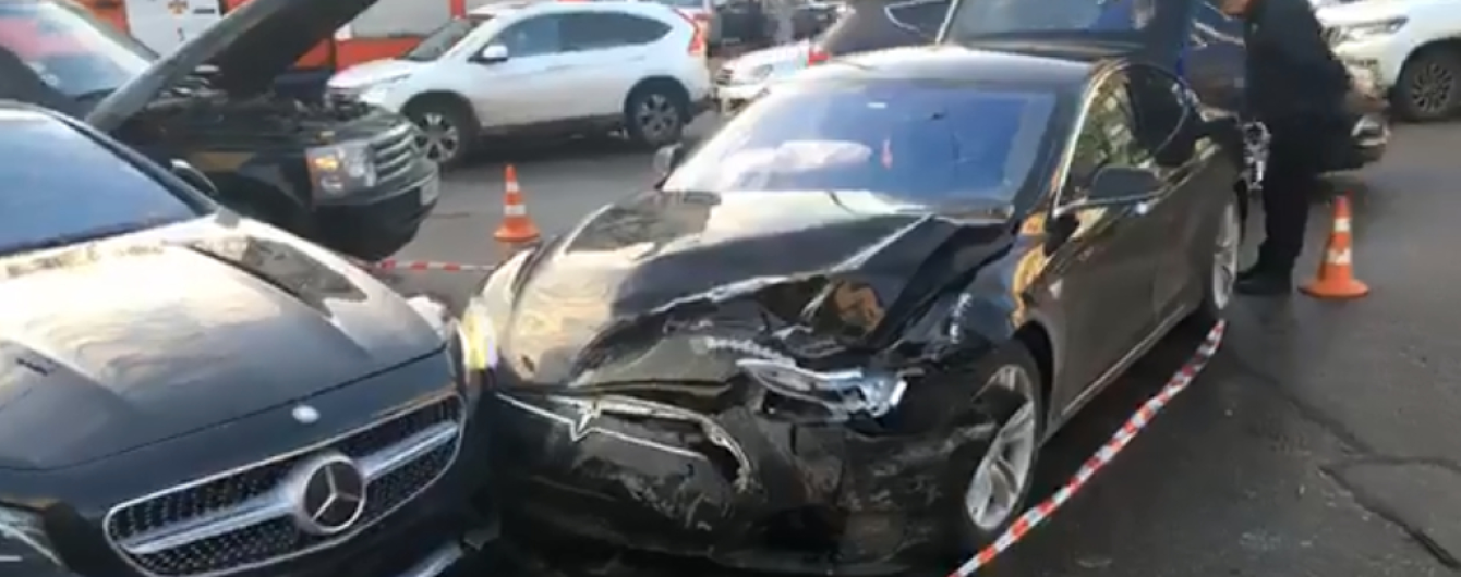 В центре Киева Tesla протаранила Range Rover