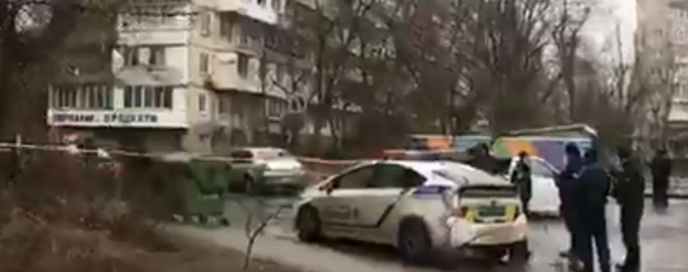 В Киеве мужчина в полицейской форме застрелил водителя легковушки - СМИ