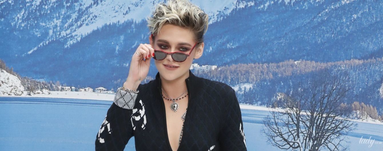 Кристен Стюарт в стильном комбинезоне Chanel позировала на искусственном снегу