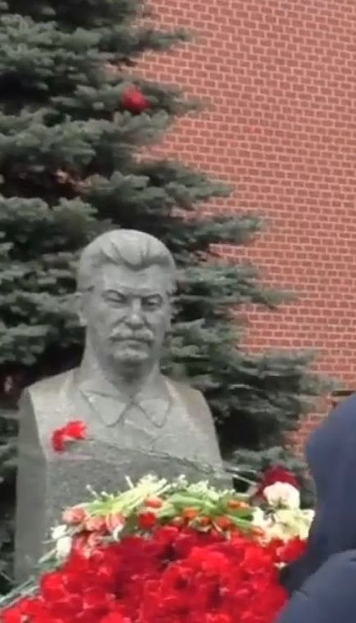 У Москві затримали чоловіка, який кинув гвоздики у бюст Сталіна