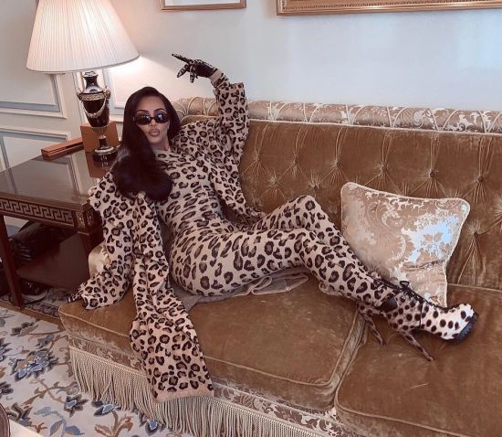 Кім Кардашян у total leopard спокусливо полежала на дивані