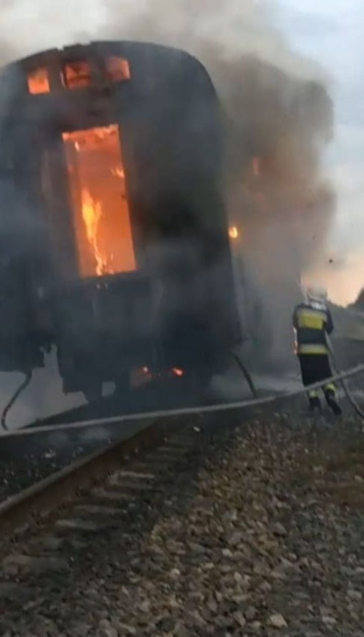 На Ровенщине во время движения загорелся поезд с пассажирами