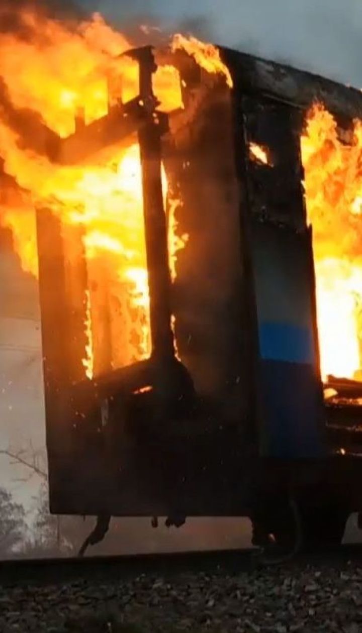 Полторы сотни человек эвакуировали из пассажирского поезда, который загорелся