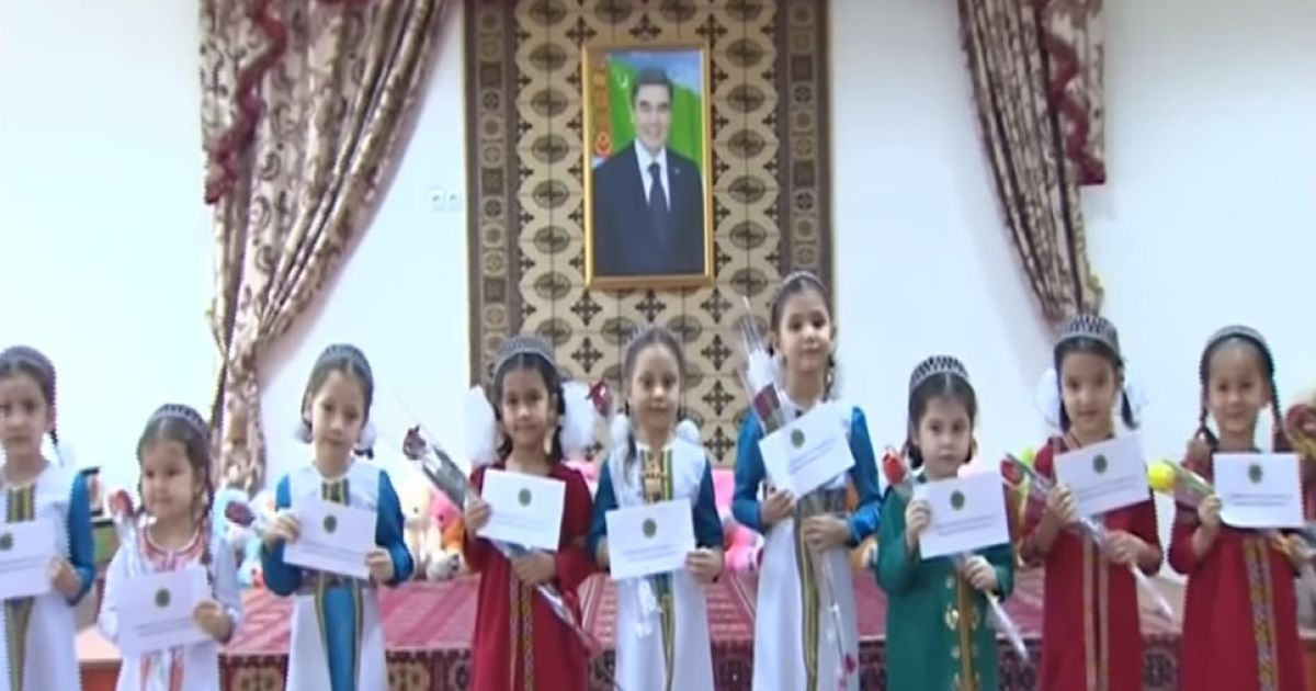 У Туркменістані дівчаток привітали з 8 Березня конвертами від президента