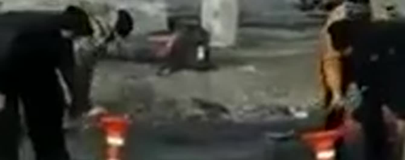 Сеть возмутило видео ремонта дороги в Черновцах, с которой лопатами собирали воду в "конусы"