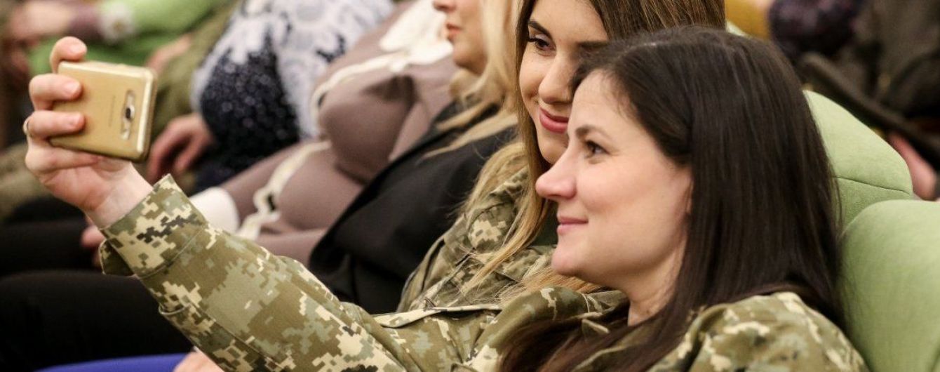 Полторак рассказал, сколько украинок взяли в руки оружие с начала войны на Донбассе