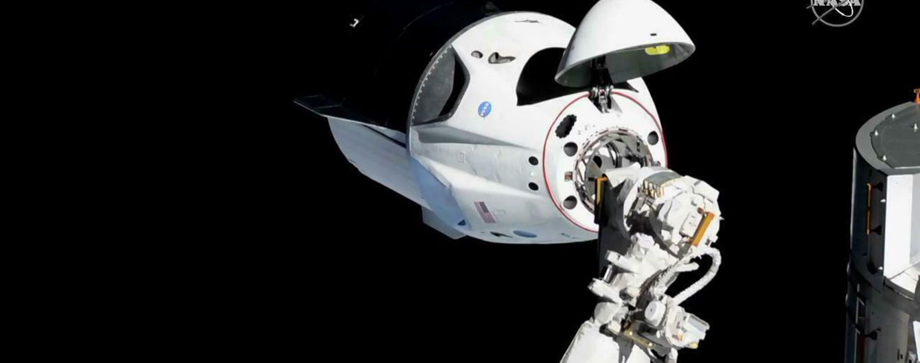 Космический корабль Маска Crew Dragon успешно отстыковался от МКС