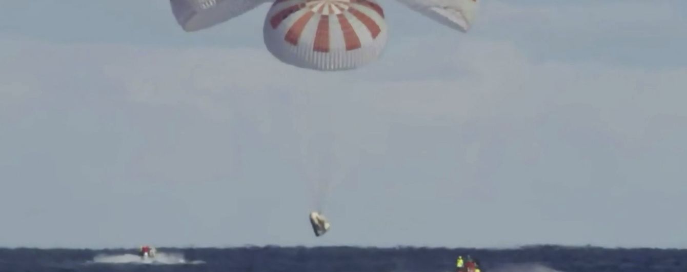 Космічний корабель Crew Dragon успішно повернувся на Землю