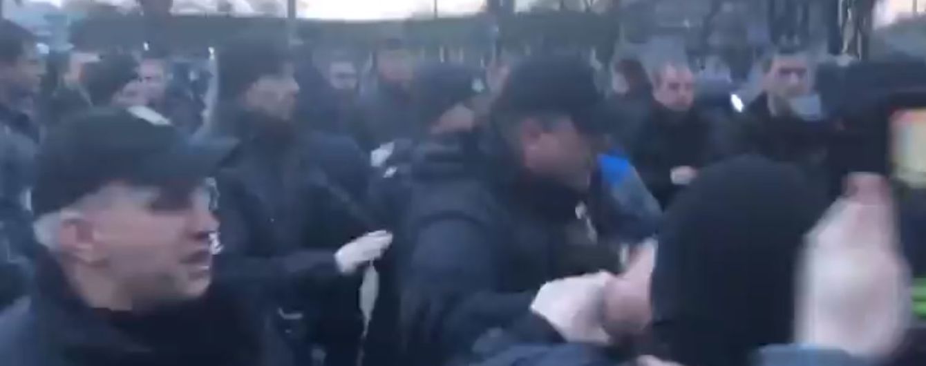 Нацкорпус пытался прорваться к Порошенко во время его выступления в Черкассах