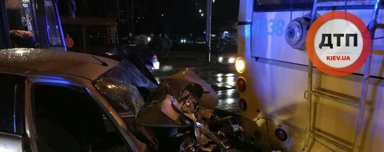 Смертельна ДТП у Києві. Daewoo на швидкості влетів у тролейбус