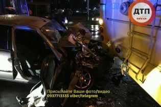 Смертельна ДТП у Києві. Daewoo на швидкості влетів у тролейбус