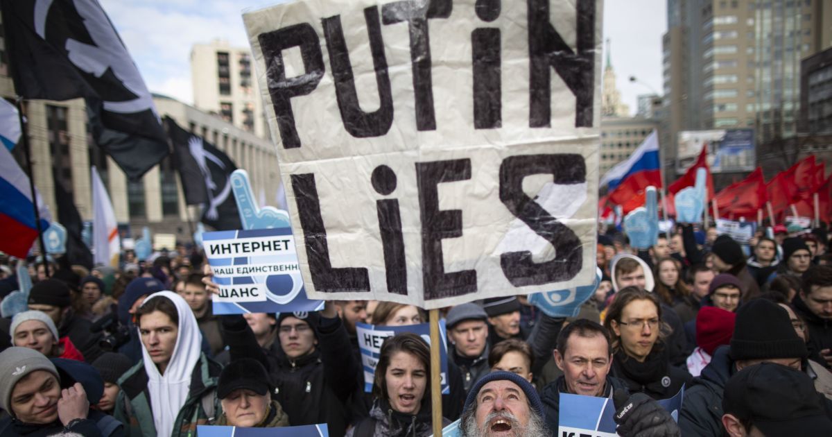 "Інтернет - наш єдиний шанс". У Москві відбувся протест проти закону про цензуру в Мережі