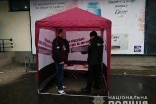 В Николаеве неизвестные молодые люди напали на палатку агитаторов Порошенко