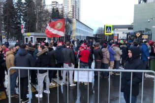 В России перед футбольным матчем фанатов раздевали до трусов прямо на улице