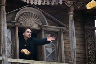 "Млинці полетіли". В Росії на Масницю млинці кидали з вікна просто у натовп