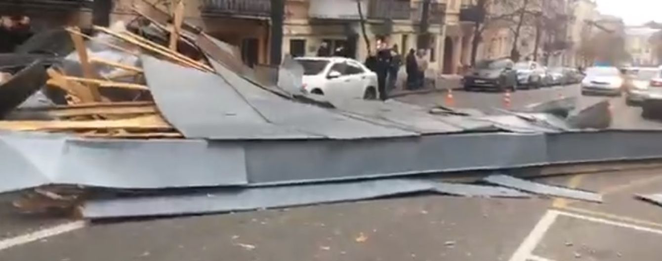 У Києві на "Золотих воротах" вітром знесло дах житлового будинку