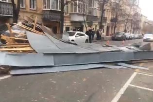 У Києві на "Золотих воротах" вітром знесло дах житлового будинку