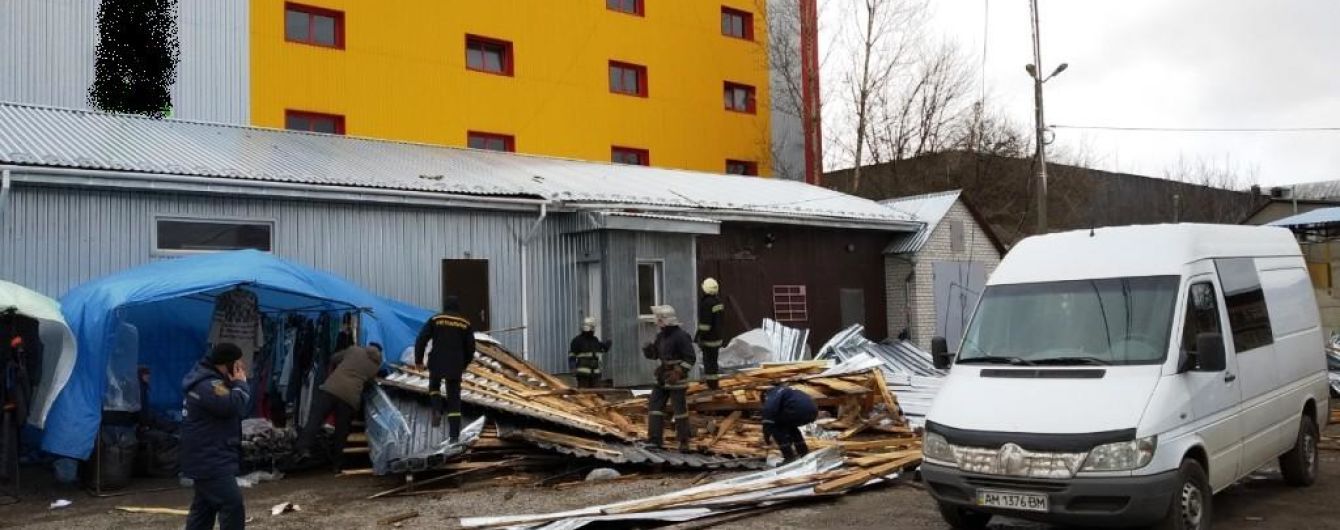 На Житомирщине ветром сорвало кровлю со здания: погибла женщина