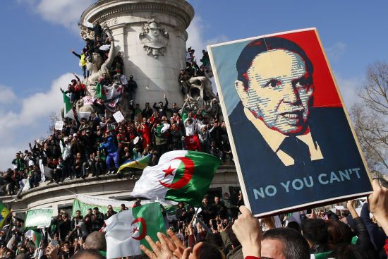 Президент Алжиру на тлі протестів відмовився висувати свою кандидатуру на виборах