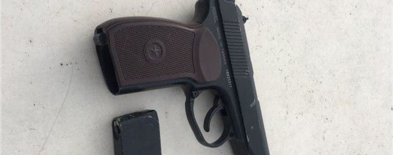 В Одесі компанія розважалась на кладовищі, стріляючи по могилах