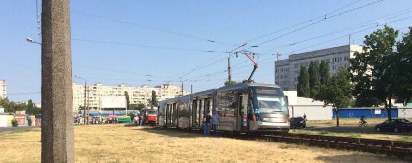 У Києві на Борщагівці зійшов з рейок швидкісний трамвай
