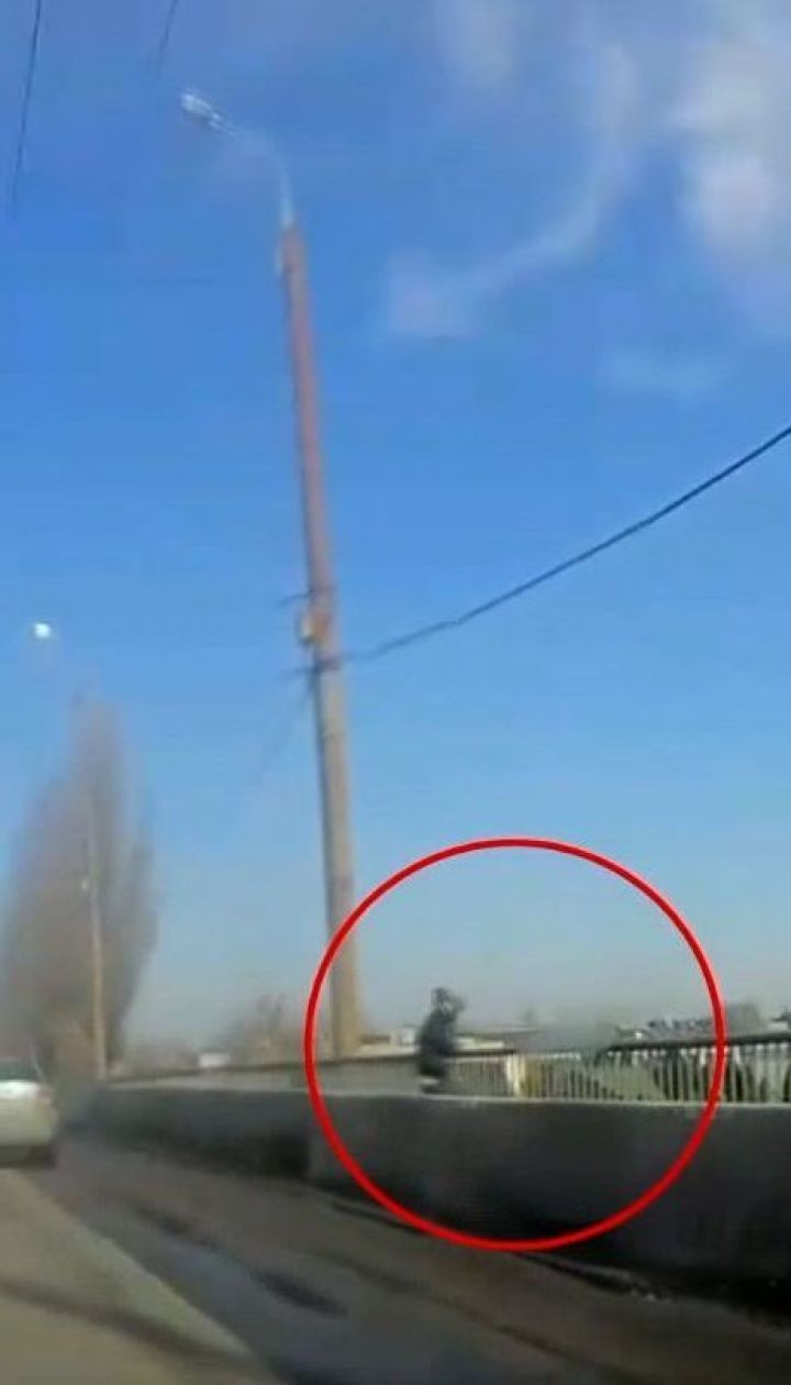 В шаге от смерти остановили патрульные мужчину, которых хотел прыгнуть с моста в Сумах