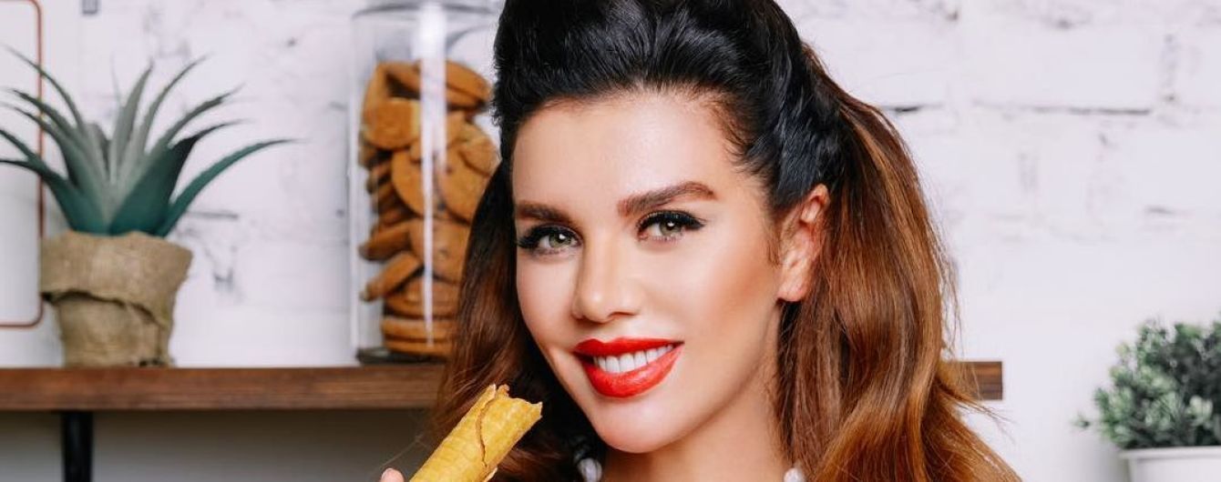 Соблазнительная Седокова осыпала пышное декольте мукой в рекламе сладостей