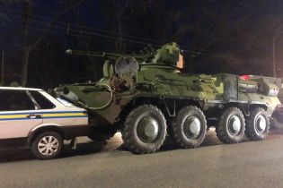 У Києві некерований БТР протаранив автомобіль військової інспекції