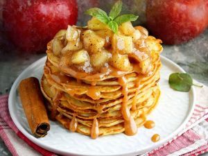 Панкейки с карамелизированными яблоками