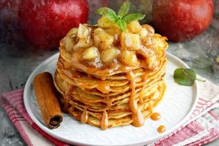 Панкейки с карамелизированными яблоками