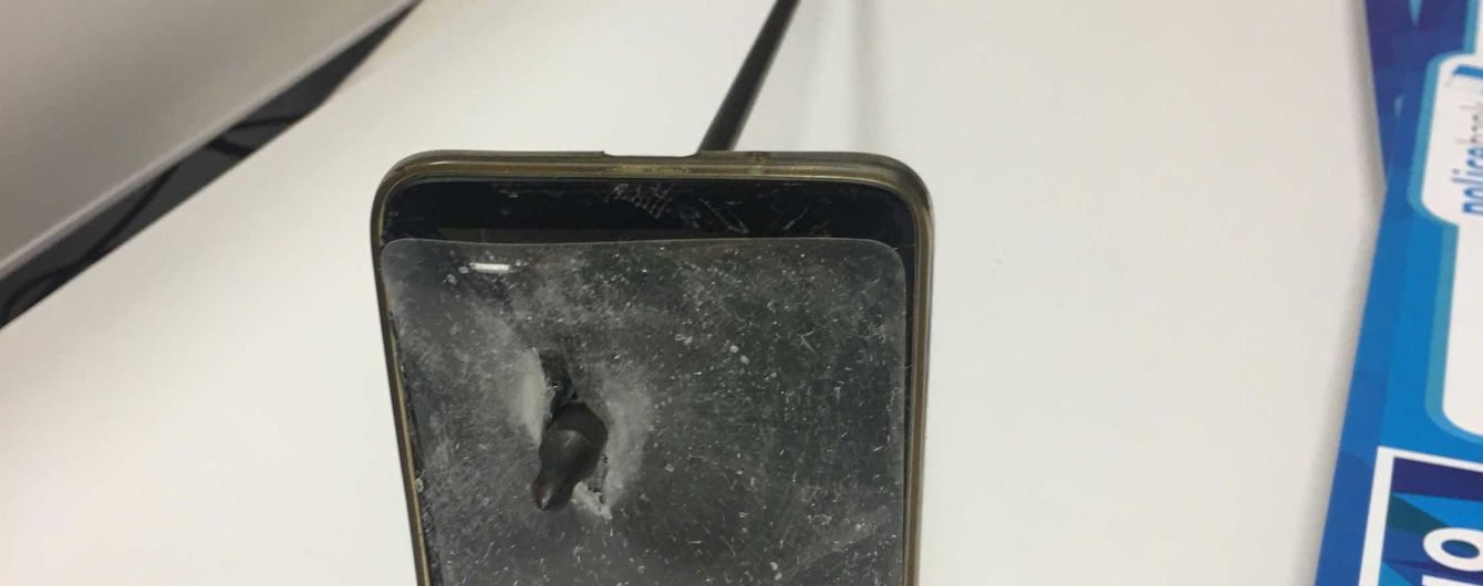 Австралієць дивом врятувався від стріли, закрившись від неї смартфоном