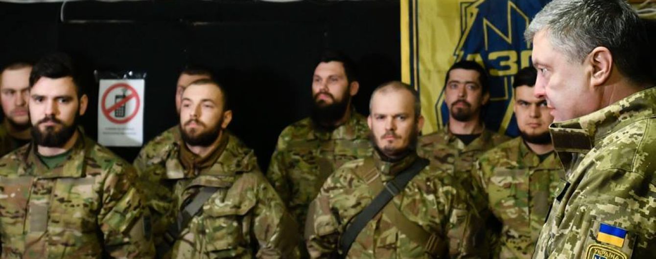 Порошенко зустрівся з "азовцями" на лінії фронту