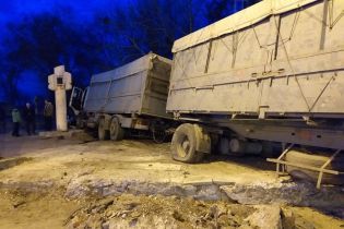 В Днепре зерновоз протаранил легковушку и вылетел с дороги, разрушив вентиляционную систему метро