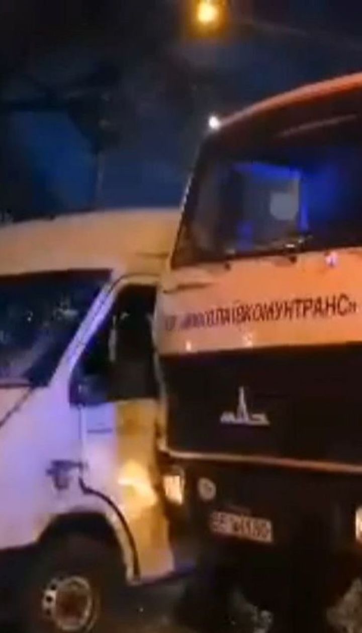 У Миколаєві маршрутка врізалась у сміттєвоз, є постраждалі
